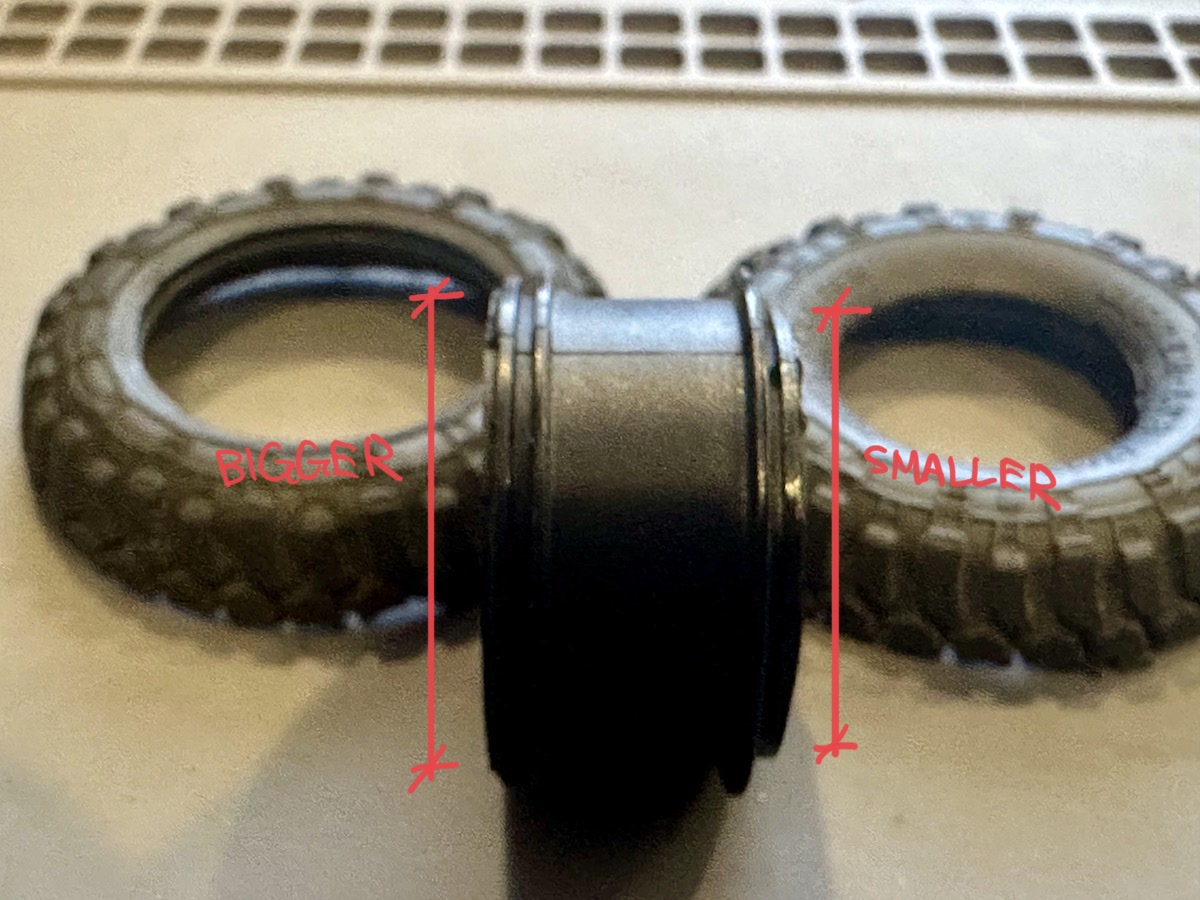 京商のミニッツ4x4用ホイールに0.7インチ社外品タイヤの装着