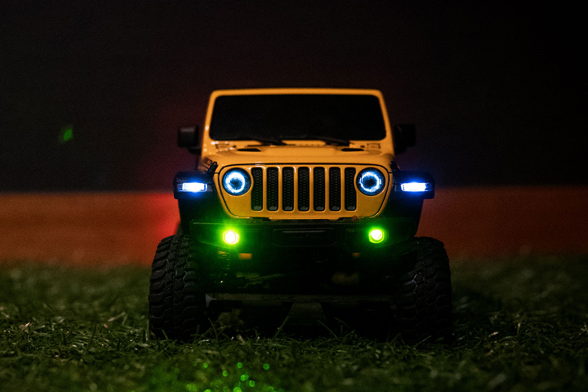 ミニッツ4x4 ラングラーに電池ボックスを追加してLED12灯が点灯 ミニッツ4x4 ラングラーに電池ボックスを追加してLED12灯が点灯