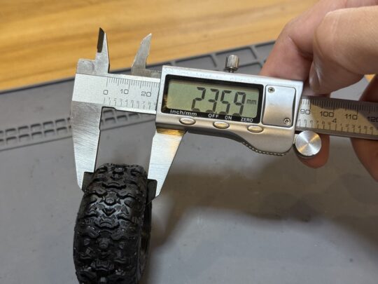 Jconcepts Megalithicのタイヤ幅